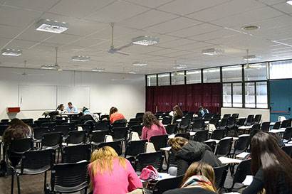 ESTÁ HABILITADA CON SUS NUEVAS LUMINARIAS EL AULA MAGNA DE FADECS-FADEL